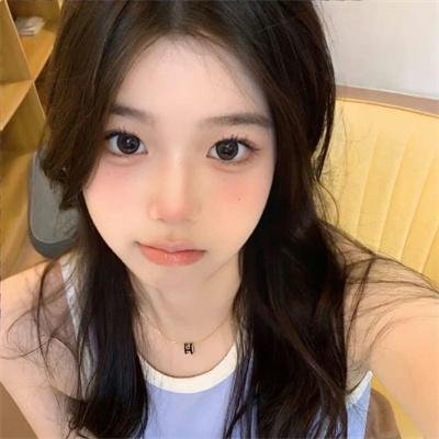 穿黄睡衣的女孩